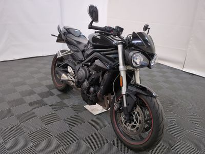 une photo d'une moto noire garée dans une pièce