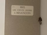 une photo d'un livre posé sur une étagère