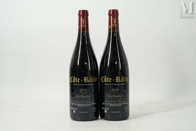 deux bouteilles de vin posées sur une table blanche