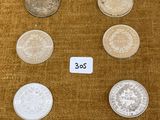 un groupe de cinq pièces différentes posées sur une table