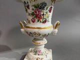 un vase posé sur un support sur une table