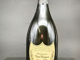 une bouteille de champagne posée sur une table noire