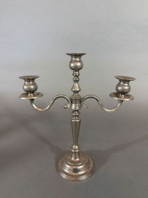 Chandelier de table à trois lumières en métal argenté, à fût…
