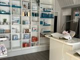 un comptoir blanc sur lequel est posé un ordinateur portable, dans une pièce