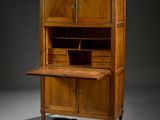 un bureau ancien en bois avec des tiroirs, surmonté d'autres tiroirs