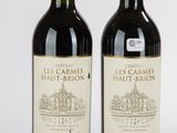 deux bouteilles de vin rouge posées l'une à côté de l'autre sur une table