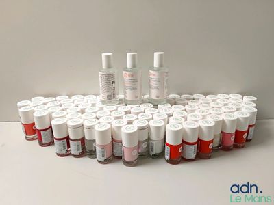 un lot de flacons de vernis à ongles posés sur une table