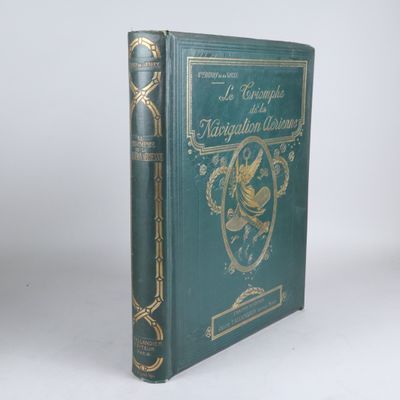 un vieux livre à la couverture verte posé sur une table