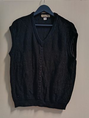 gilet bleu marine à col en V et boutons sur le devant