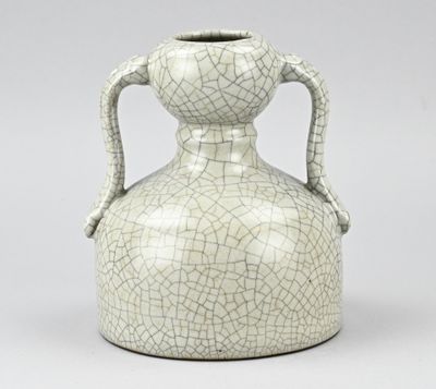un vase blanc orné d'un motif craquelé