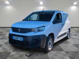 une camionnette bleue garée dans une pièce au sol en damier