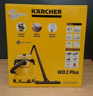 La boîte d'un aspirateur jaune est posée sur une table