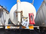 un grand réservoir blanc posé à l'arrière d'un camion