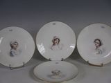 trois assiettes sur lesquelles figurent les portraits d'une femme et d'un homme