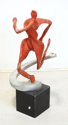 statue d'une femme sur un skateboard, posée sur un socle en marbre