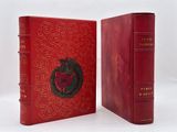 un vieux livre à la couverture rouge, sur laquelle est représentée une pomme