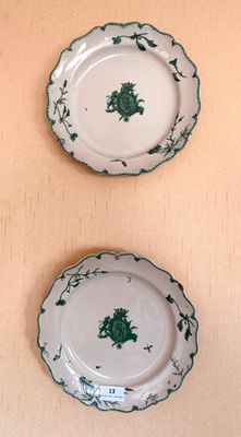trois assiettes vertes et blanches ornées de motifs, posées sur une table