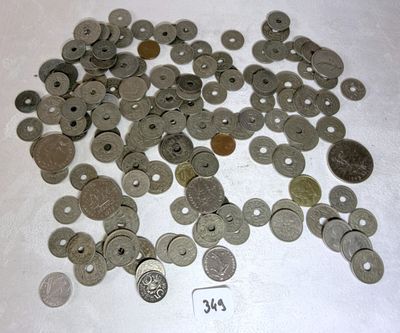un lot de pièces de monnaie sur une table