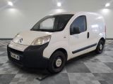 la photo d'une petite camionnette blanche garée dans une pièce