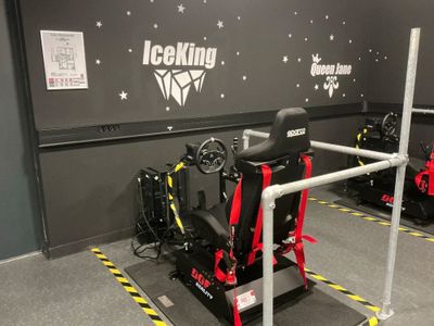 une machine noire et rouge dans une pièce où se trouvent des panneaux noirs et blancs