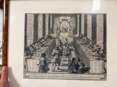 une photo d'une photo d'une grande salle à manger