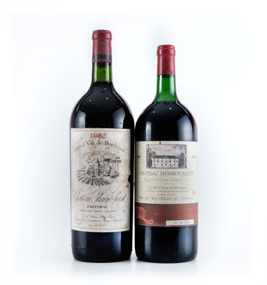 deux bouteilles de vin rouge posées l'une à côté de l'autre sur une surface blanche