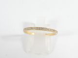 une bague en or jaune avec des diamants sur fond blanc
