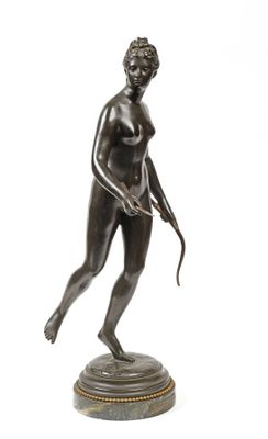 une image représentant une statue en bronze d'une femme tenant un arc