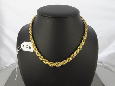 un gros plan d'un collier porté par un mannequin, avec une étiquette de prix