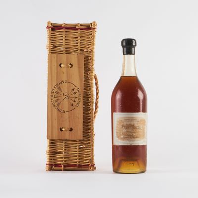 une image représentant une bouteille de whisky à côté d'un panier en osier