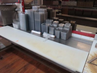 un comptoir sur lequel sont posées plusieurs bouteilles