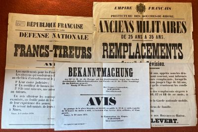 Plusieurs journaux sont posés les uns à côté des autres sur une table.
