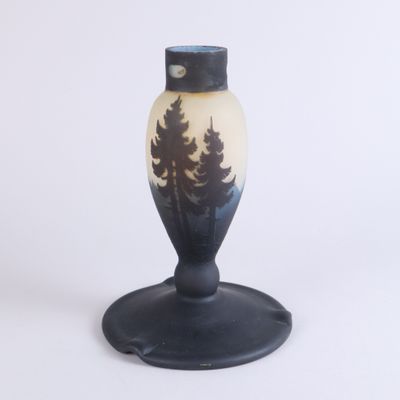 un vase en noir et blanc orné d'arbres