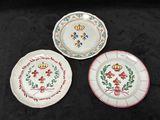 trois assiettes ornées de motifs variés, posées sur un fond noir