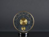 une horloge dorée et noire posée sur une table noire