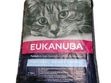 un sac de croquettes Eukanuba posé sur une table