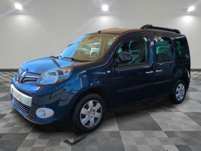 la photo d'une petite camionnette bleue garée dans un garage