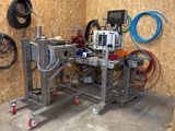 une machine qui se trouve à l'intérieur d'un bâtiment