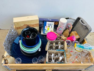 Contenu de la palette principalement articles de cuisine don…