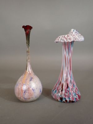 deux vases posés l'un à côté de l'autre sur une table