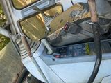 un camion auquel sont fixés tout un tas de câbles