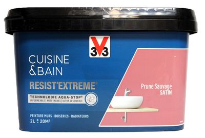 un récipient rempli de nourriture posé sur une table
