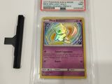 gros plan d'une carte pokemon dans un étui en plastique