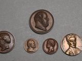 un gros plan sur un groupe de pièces de monnaie posées sur une table