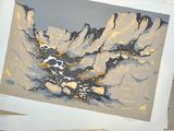 trois cartes sur lesquelles figure une montagne en arrière-plan