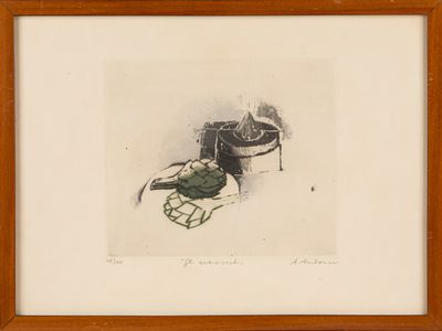 tableau encadré représentant un bateau et un panier posés sur une table