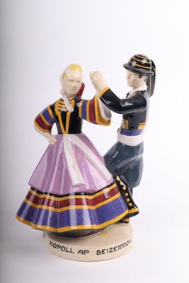 une figurine représentant un homme et une femme en train de danser