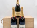 deux bouteilles de champagne posées à côté d'une caisse en bois