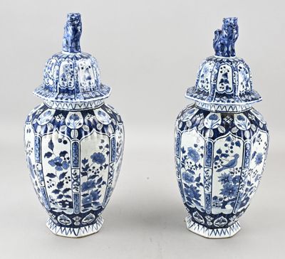 paire de vases bleus et blancs avec couvercles, décorés d'oiseaux et de fleurs