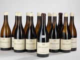 six bouteilles de vin sont alignées sur une table